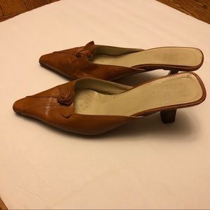 ❗️MAKE OFFER❗️Vero Cuoio rosebud heels